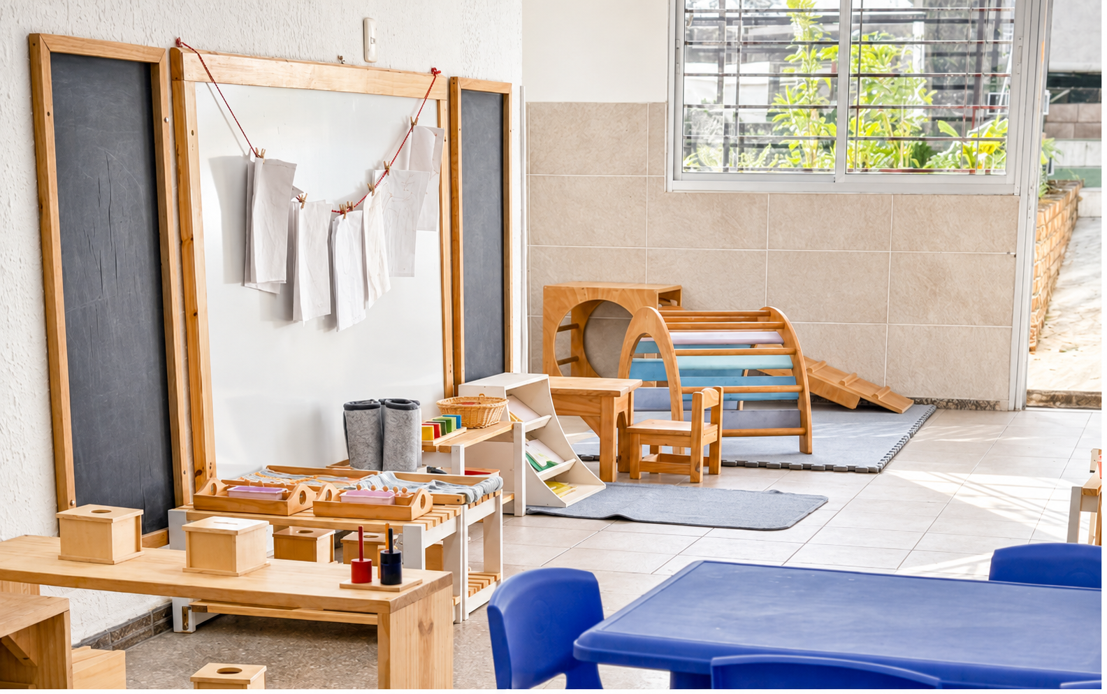 Ambiente de Infant Community con materiales Montessori y estructura de movimiento Pikler