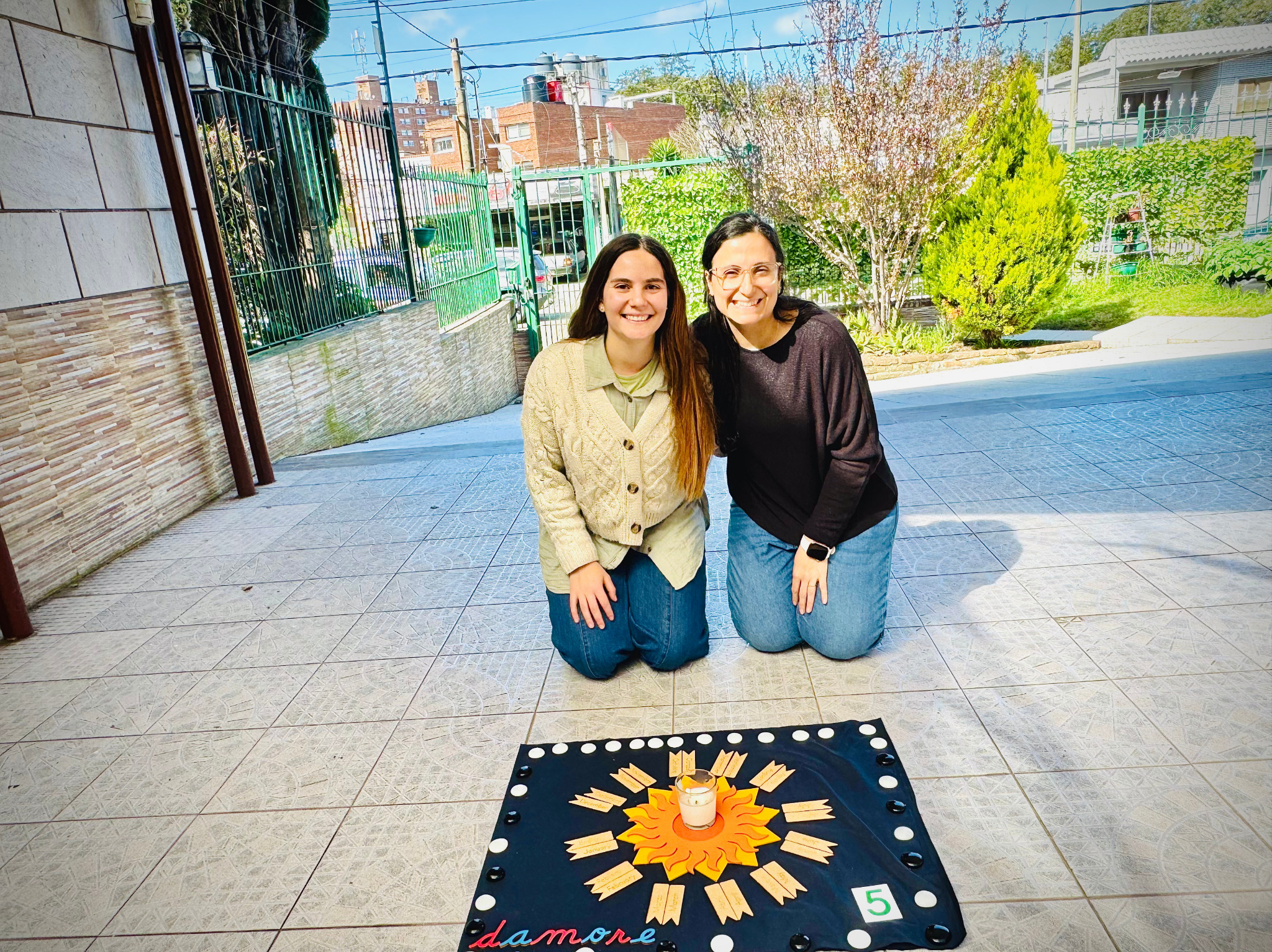 María y Leticia, fundadoras de D’amore, en el patio del colegio