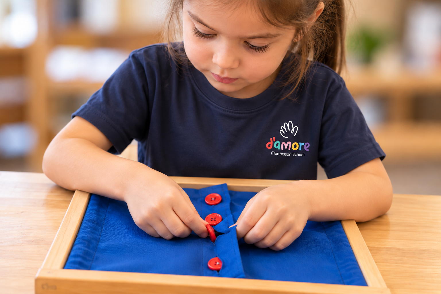 Imagen generada con IA: niña ficticia trabajando con un bastidor de botones Montessori